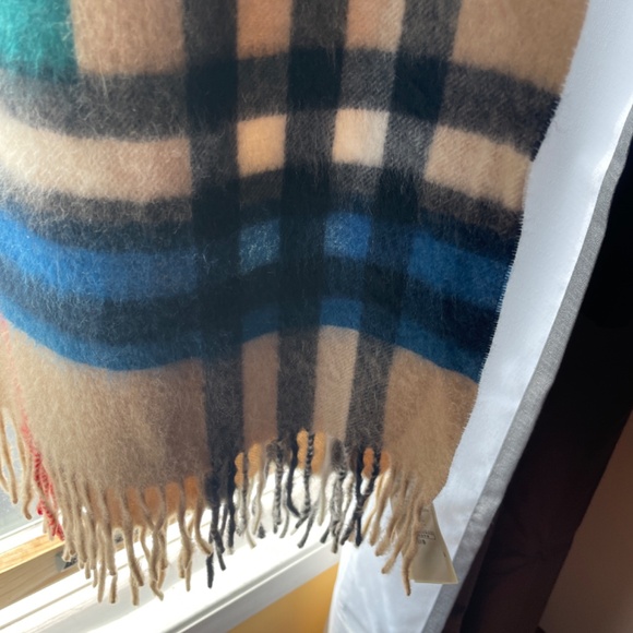 Woman’s Burberry scarf authentic cashmere - Picture 5 of 7
